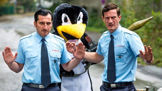 Überfall: Martin (Sönke Möhring, r.) und Hasan (Tim Seyfi, l.), beste Kumpel und Kollegen bei einem Sicherheitsdienst müssen hilflos zuschauen, wie Ihnen der Geldtransporter samt Diamanten unterm Hintern weggeraubt wird. Überfall: Martin (Sönke Möhring, r.) und Hasan (Tim Seyfi, l.), beste Kumpel und Kollegen bei einem Sicherheitsdienst müssen hilflos zuschauen, wie Ihnen der Geldtransporter samt Diamanten unterm Hintern weggeraubt wird. © ARD/Frank Dicks