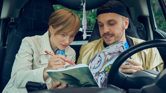 Szenenbild aus der Impro-Serie "Kranitz - Bei Trennung Geld zurück": Ein Paar sitzt im Auto. © ARD Degeto/NDR/Thomas Lüdig 