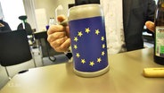 Ein Bierkrug mit dem Symbol der EU  