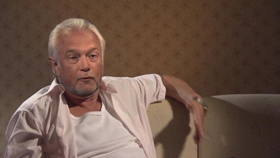 Die Comedy-Figur von Wolfgang Kubicki sitzt auf der Couch.  