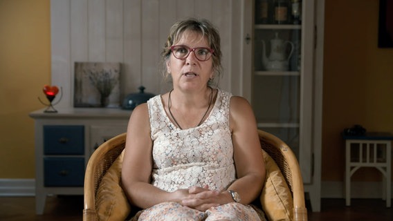 Porträt der Mutter des Autors, während eines Interviews für den Film Kurzzeitschwester. © NDR/DRIVE beta GmbH/Philipp Lippert 