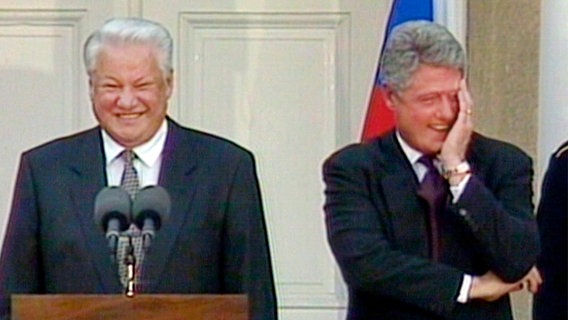 Boris Jelzin und Bill Clinton lachen über die Presse. © NDR 