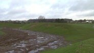 Ein Lärmschutzwall auf einem Feld in Schleswig.  