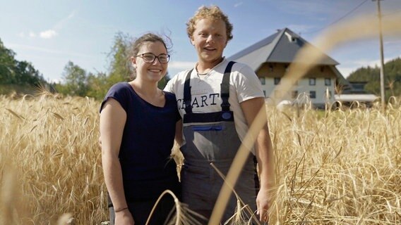 Die Jungbauern Adrian Lützow und Sarah Tirjer leben und arbeiten auf dem Mathislehof. © SWR 
