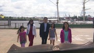 Der ehemalige Flüchtling Van-Hong Le mit seiner Familie am Hafen.  