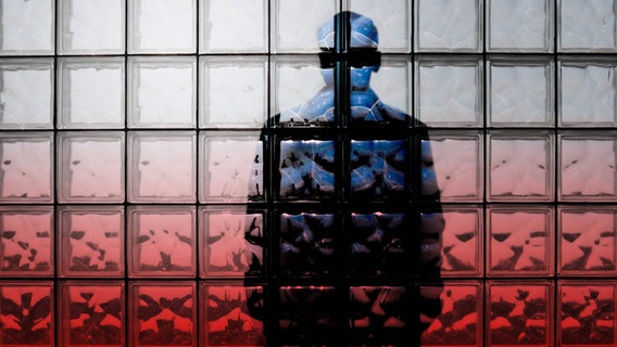 Silhouette einer Person hinter Glasbausteinen © SWR 