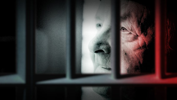 Porträt eines Mannes, davor: Gefängnis-Gitter. © SWR 