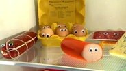 In einem Kühlschrank liegen verschiedenen Lebensmittel mit aufgeklebten Augen.  