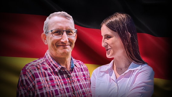 Leonora und ihr Vater Maik stehen vor einer Deutschlandfahne. © NDR/Fritz Gnad Foto: Fritz Gnad