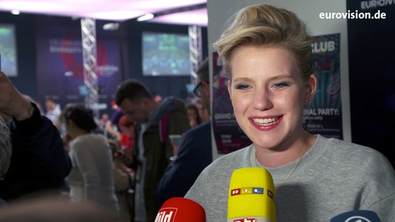 Levina gibt ein Interview nach dem ESC-Finale.  