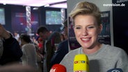 Levina gibt ein Interview nach dem ESC-Finale.  