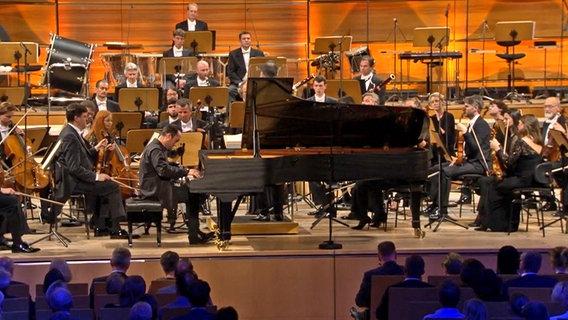 Igor Levit am Flügel und das NDR Elbphilharmonie Orchester mit Alan Gilbert in Lübeck beim Eröffnungskonzert des SHMF 2022 © NDR 