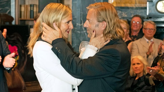 Piet (Heino Ferch) und Veronika (Tanja Wedhorn) verlieben sich aufs Neue. © ARD Degeto/Christine Schröder 