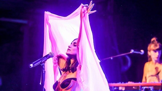 Die israelische Sängerin Liraz Charhi bei einem Auftritt © imago images/Votos-Roland Owsnitzki Foto: Roland Owsnitzki