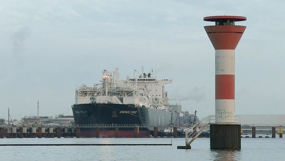 Ein Schiff, das als schwimmendes LNG-Terminal genutzt werden soll, steht im Hafen in Stade. © Screenshot 
