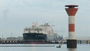 Ein Schiff, das als schwimmendes LNG-Terminal genutzt werden soll, steht im Hafen in Stade. © Screenshot 