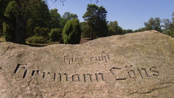Ein Stein ziert das Grab von Hermann Löns  