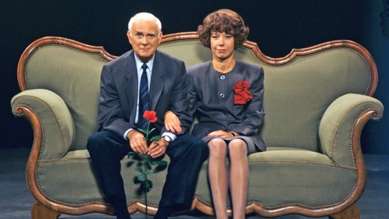 Loriot, mit bürgerlichem Namen Bernhard Victor von Bülow, mit Evelyn Hamann auf dem berühmten Sofa (1989). © ARD/Picture Alliance 