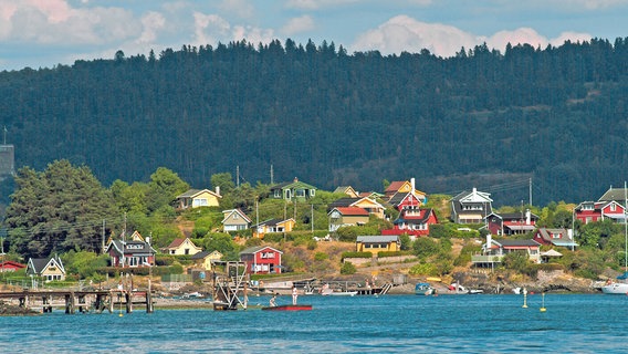 Sommerhäuser am Oslofjord - in der warmen Jahreszeit spielt sich das Leben am Wasser ab. © NDR/Nancy Bundt/Innovation Norway 