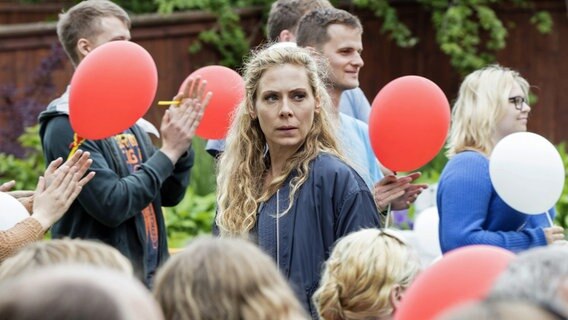 Maria Wern (Eva Röse) ermittelt in einem Mordanschlag auf eine Spitzenkandidatin auf der jährlichen "Almedanen-Woche" in Visby. © ARD Degeto/Warner Bros./Cologne Film/Ulrika Malm 