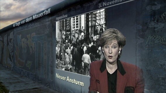 Die Tagesschau vom 2.11.1989 projiziert auf die Berliner Mauer  