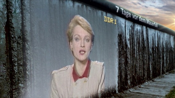 Die Aktuelle Kamera vom 3.11.1989 projiziert auf die Berliner Mauer  