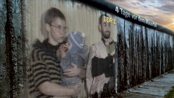Die Aktuelle Kamera vom 5.11.1989 projiziert auf die Berliner Mauer  