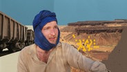 Fotomontage: Filmemacher Samuel Häde trägt einen Turban, im Hintergrund ein Güterzug und die Wüste Mauretaniens. © NDR/Jonathan Auch 