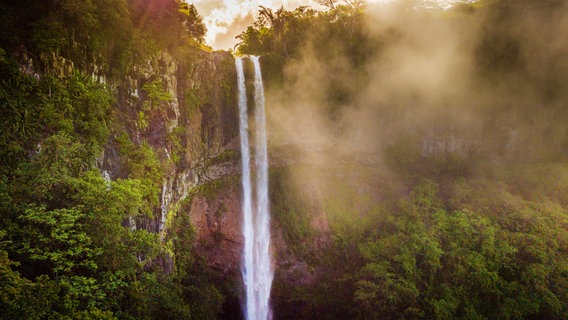 Der Chamarel-Wasserfall auf Mauritius ist ein Touristenmagnet: Mitten im Grün der Insel stürzt er über 100 Meter in die Tiefe. © Doclights/Martina Andrés 