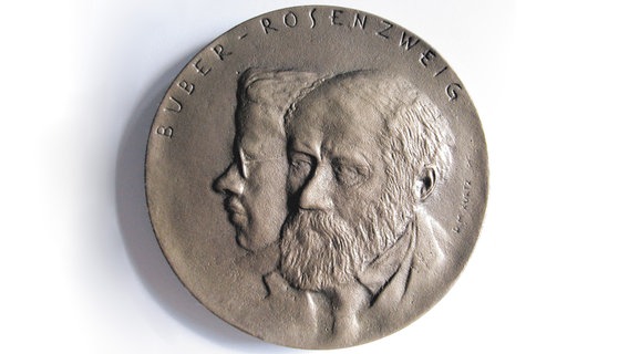 Die Buber-Rosenzweig-Medaille wird seit 1968 jährlich verliehen. Namensgeber sind die jüdischen Philosophen und Pädagogen Martin Buber und Franz Rosenzweig. © SWR/DKR 