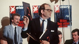 Gerd Heidemann präsentiert auf der Pressekonferenz des Hamburger Magazins''Stern'' am 25. April 1983 die vermeintlichen ''Hitler-Tagebücher''. © dpa Foto: Chris Pohlert