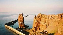 Blick auf den Felsen von Helgoland und die Lange Anna Blick auf den Felsen von Helgoland und die Lange Anna