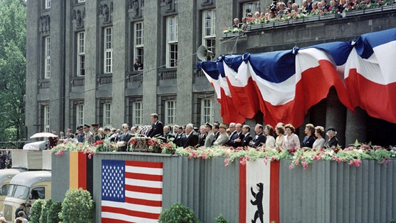 US-Präsident John F. Kennedy 1963 in Berlin bejubelt © picture-alliance / dpa Foto: Alfred Hennig