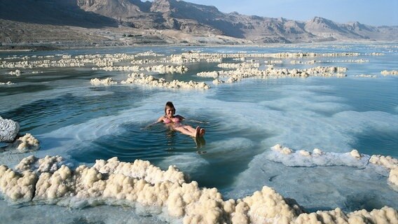 Eine Frau badet im Toten Meer in Israel © picture-alliance / Bildagentur H Foto: Bildagentur Huber/R.Schmid