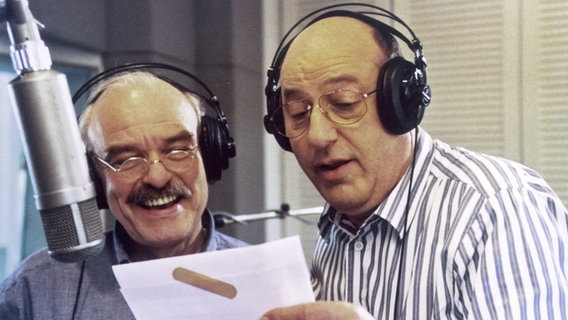 Charles Brauer (links) und Manfred Krug während einer Gesangsaufnahme © NDR/G. Becher 