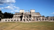 Die Ruinenstätte der Mayas - der Ruinenkomplex "Chichen Itza" als "Heiliger Brunnen" mit dem "Tempel der Krieger" und der "Gruppe der 1000 Säulen" in Mexiko © picture-alliance / dpa Foto: Angela Merker