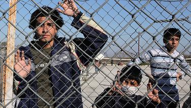 Illegale Einwanderer in griechischem Internierungslager © picture alliance / dpa Foto: Nikos Arvanitidis