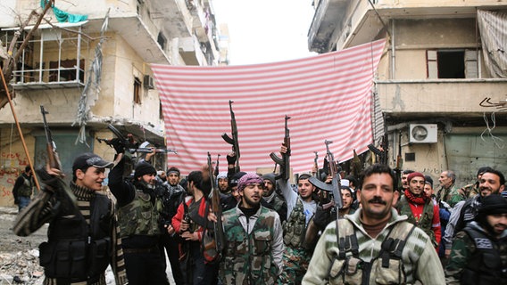 Aufständische in Aleppo © picture alliance / dpa Foto: Thomas Rassloff