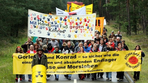 Hunderte protestieren in Gorleben gegen Risiken der Atomkraft © dpa Foto: A3390 Kay Nietfeld