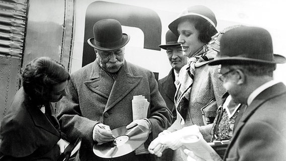 Das letzte Foto von Edward Elgar (1857 - 1934) bevor er 1934 starb. Hier signiert er eine Schallplatte. © picture-alliance / KPA/TopFoto 