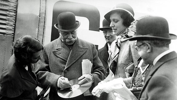 Das letzte Foto von Edward Elgar (1857 - 1934) bevor er 1934 starb. Hier signiert er eine Schallplatte. Das letzte Foto von Edward Elgar (1857 - 1934) bevor er 1934 starb. Hier signiert er eine Schallplatte. © picture-alliance / KPA/TopFoto
