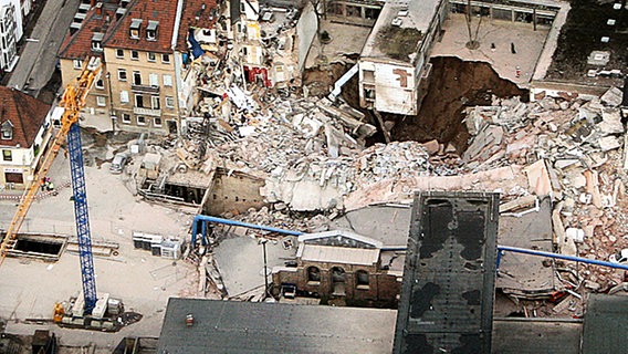 Kölner Archivhaus und zwei angrenzende Gebäude eingestürzt © dpa Foto: dpa