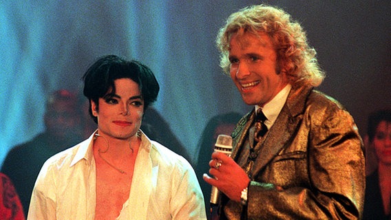 Michael Jackson am 04.11.1995 mit Thomas Gottschalk während der Sendung "Wetten, daß..?". © dpa Foto: Achim Scheidemann