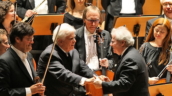 Christoph von Dohnànyi bedankt sich beim Pianisten Emanuel Ax. © NDR Foto: Marcus Krüger