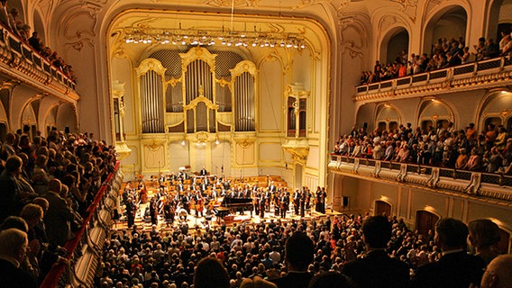 Stehende Ovationen nach dem Konzert für Christoph von Dohnànyi und das NDR Sinfonieorchester am 8. September 2009 in der Hamburger Laeiszhalle. © NDR Foto: Marcus Krüger