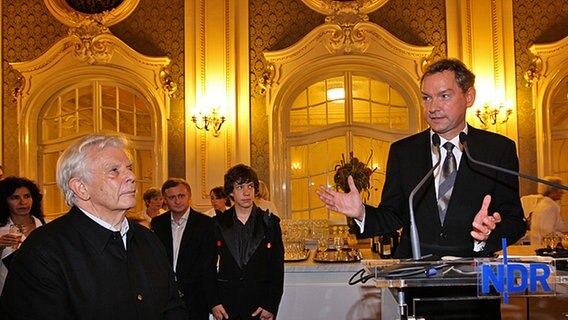 NDR Intendant Lutz Marmor würdigt den Chefdirigenten des NDR Sinfonieorchesters Christoph von Dohnànyi zu seinem 80. Geburtstag am 8. September 2009 in der Hamburger Laeiszhalle. © NDR Foto: Marcus Krüger