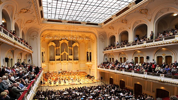 Vor dem Gala-Konzert warten die Besucher auf ihren Plätzen. © NDR Foto: Marcus Krüger