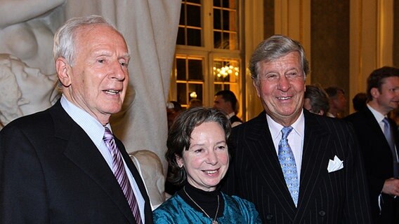 Hamburgs ehemaliger Erster Bürgermeister Klaus von Dohnanyi, seine Frau die Schriftstellerin Ulla Hahn, sowie der Hamburger Unternehmer Albert Darboven beim Gala-Konzert zu Ehren Christoph von Dohnànyis am 8. September 2009. © NDR Foto: Marcus Krüger