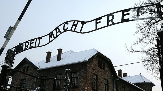 Schriftzug am Vernichtungslager Auschwitz © dpa Foto: Jacek Bednarczyk