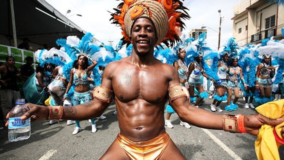 Tänzer bei Straßenkarneval in Trinidad und Tobago © picture-alliance/ dpa Foto: epa efe Andrea Silva